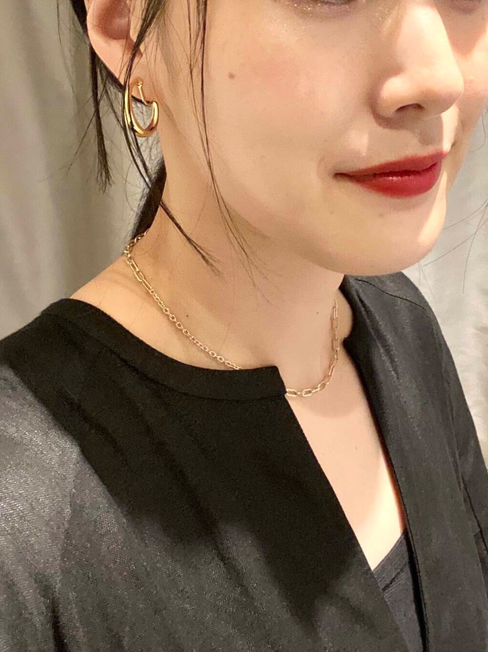 シルバー系のリング、ゴールド系のネックレス、ゴールド系のイヤリングを着用したレディースの夏コーディネートの2枚目の写真