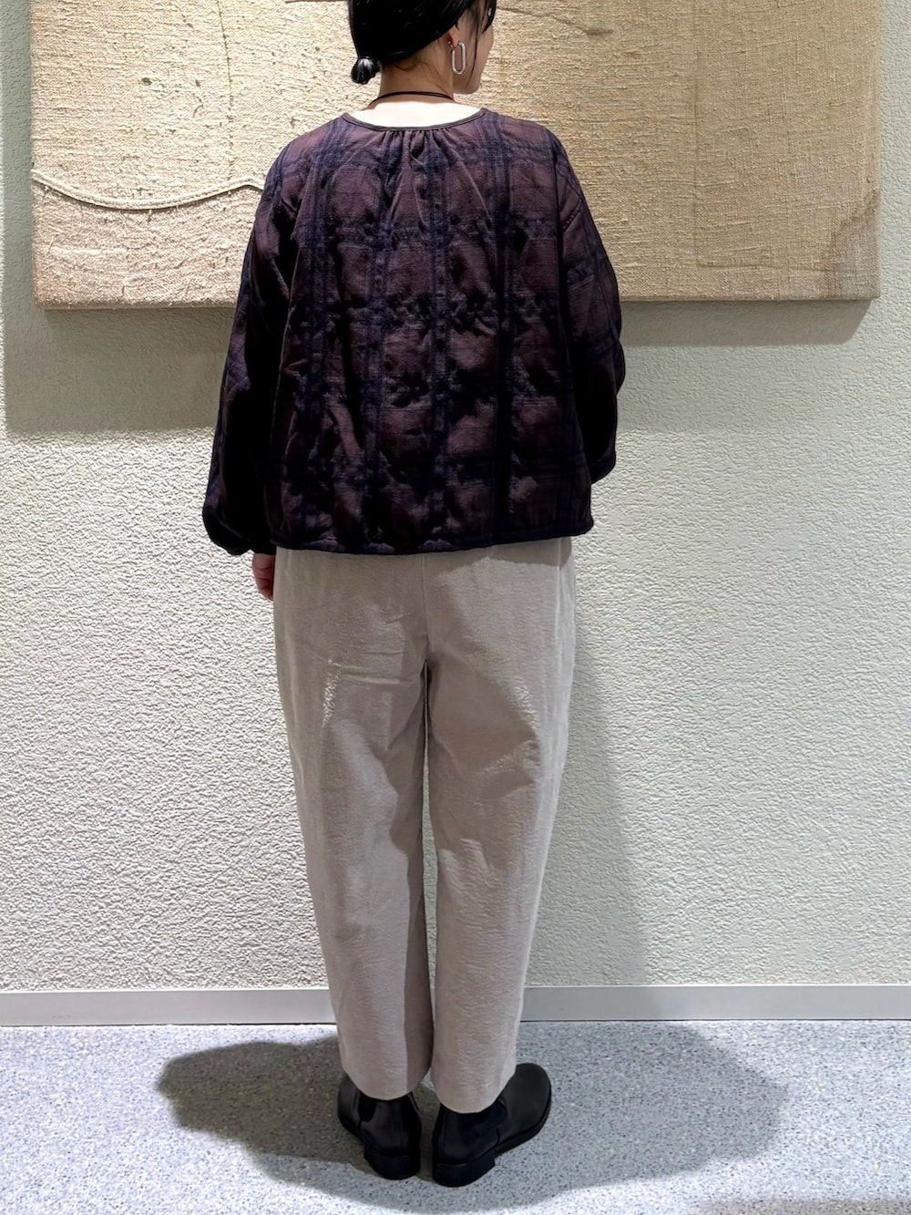 ブラウン系のカーディガン/ボレロ、グレー系のその他パンツ、ブラック系のブーツを着用したレディースの秋コーディネートの5枚目の写真