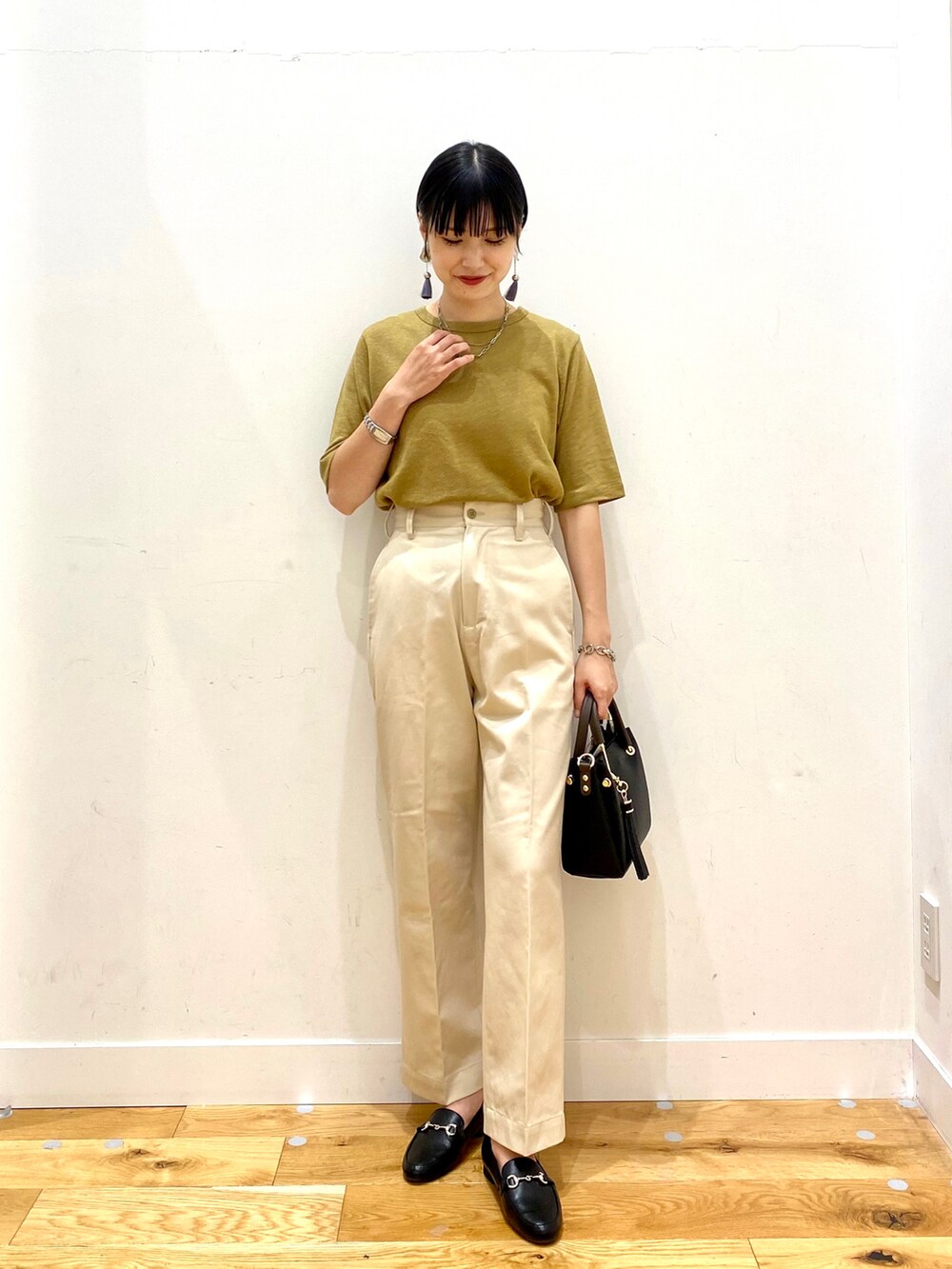 イエロー系のTシャツ/カットソー、ベージュ系のその他パンツ、ブラック系のトートバッグを着用したレディースの夏コーディネートの2枚目の写真