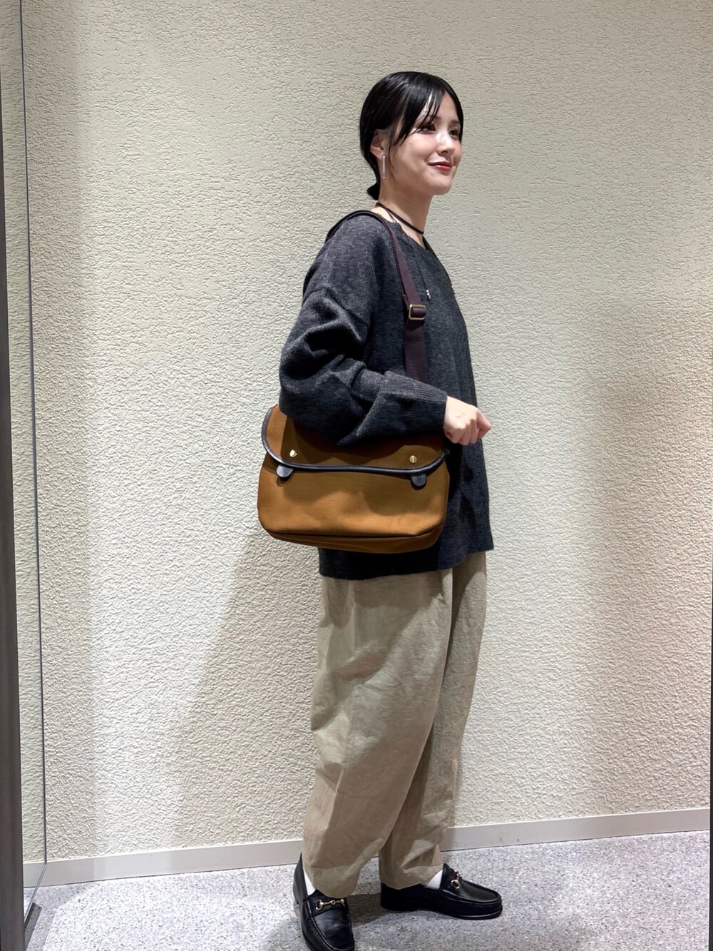 グレー系のニット/セーター、グリーン系のニット/セーター、ベージュ系のその他パンツを着用したレディースの秋コーディネートの2枚目の写真