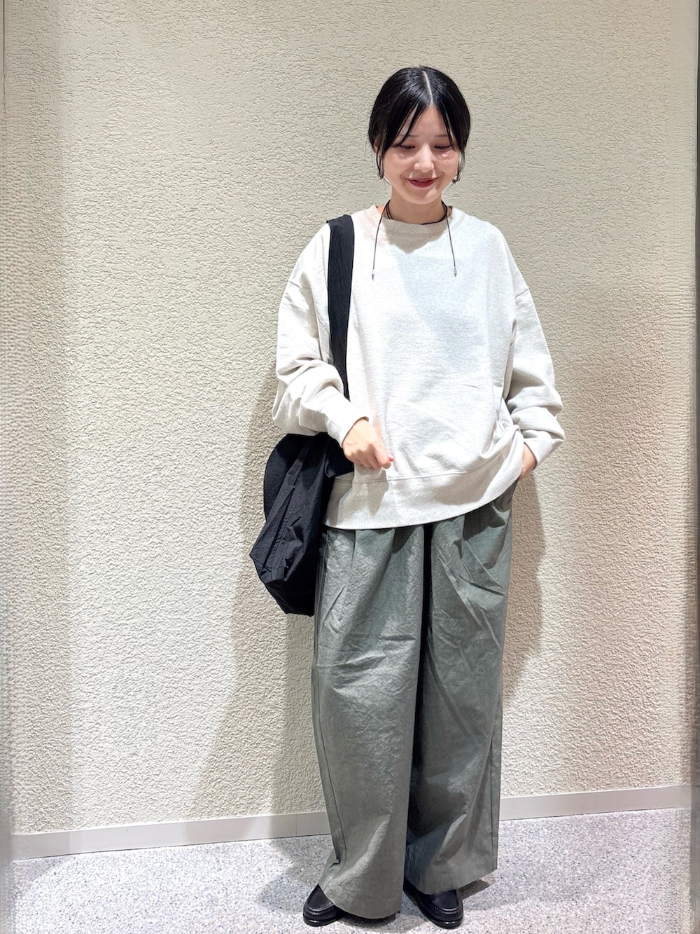 ベージュ系のスウェット、ベージュ系のスウェット、グリーン系のその他パンツを着用したレディースの秋コーディネートの6枚目の写真