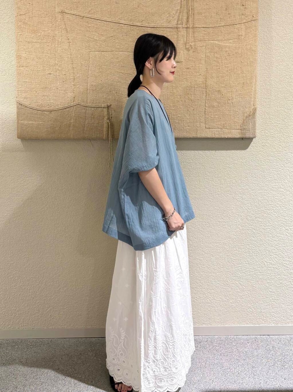 ブルー系のシャツ/ブラウス、ホワイト系のその他パンツを着用したレディースの夏コーディネートの2枚目の写真