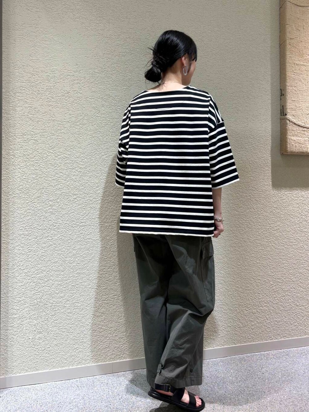 グリーン系のその他パンツ、ブラック系のTシャツ/カットソーを着用したレディースの春コーディネートの3枚目の写真