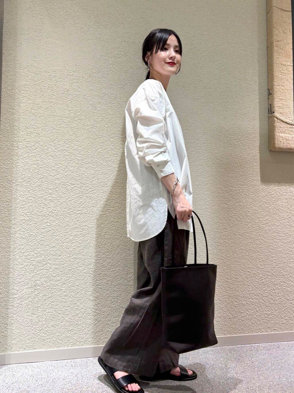 ホワイト系のシャツ/ブラウス、グレー系のその他パンツを着用したレディースの春コーディネートの2枚目の写真