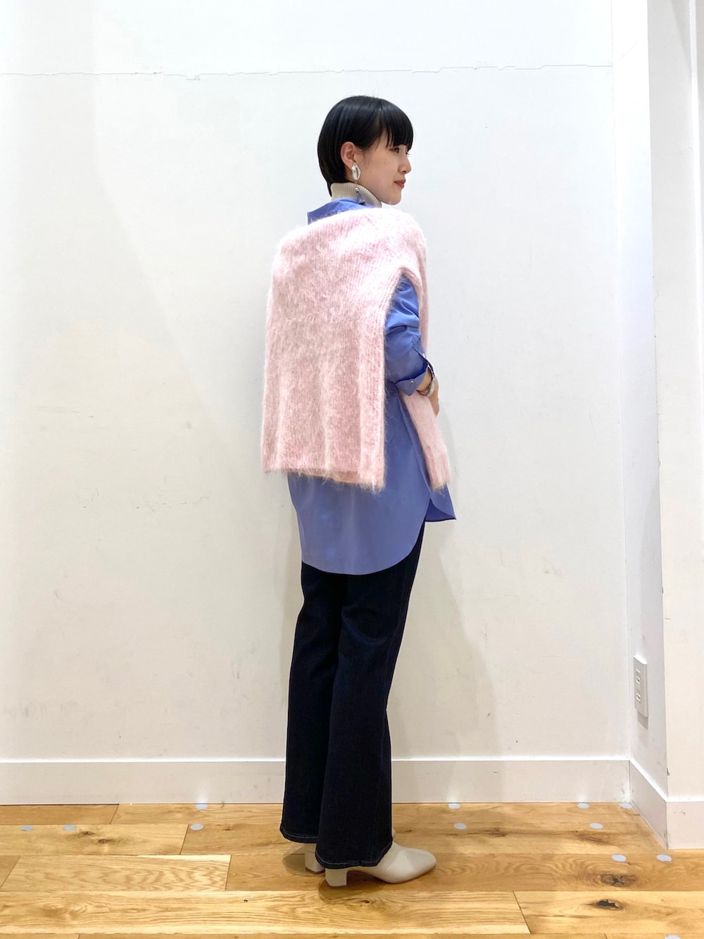 ブルー系のシャツ/ブラウス、グレー系のニット/セーター、ピンク系のニット/セーターを着用したレディースの冬コーディネートの4枚目の写真