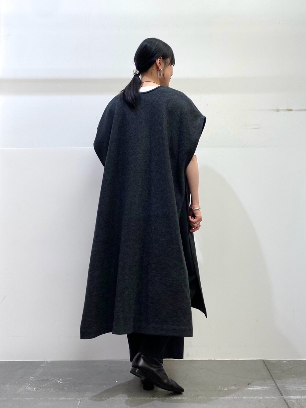 ホワイト系のTシャツ/カットソー、グレー系のワンピース、ブラック系のその他パンツを着用したレディースの秋コーディネートの4枚目の写真