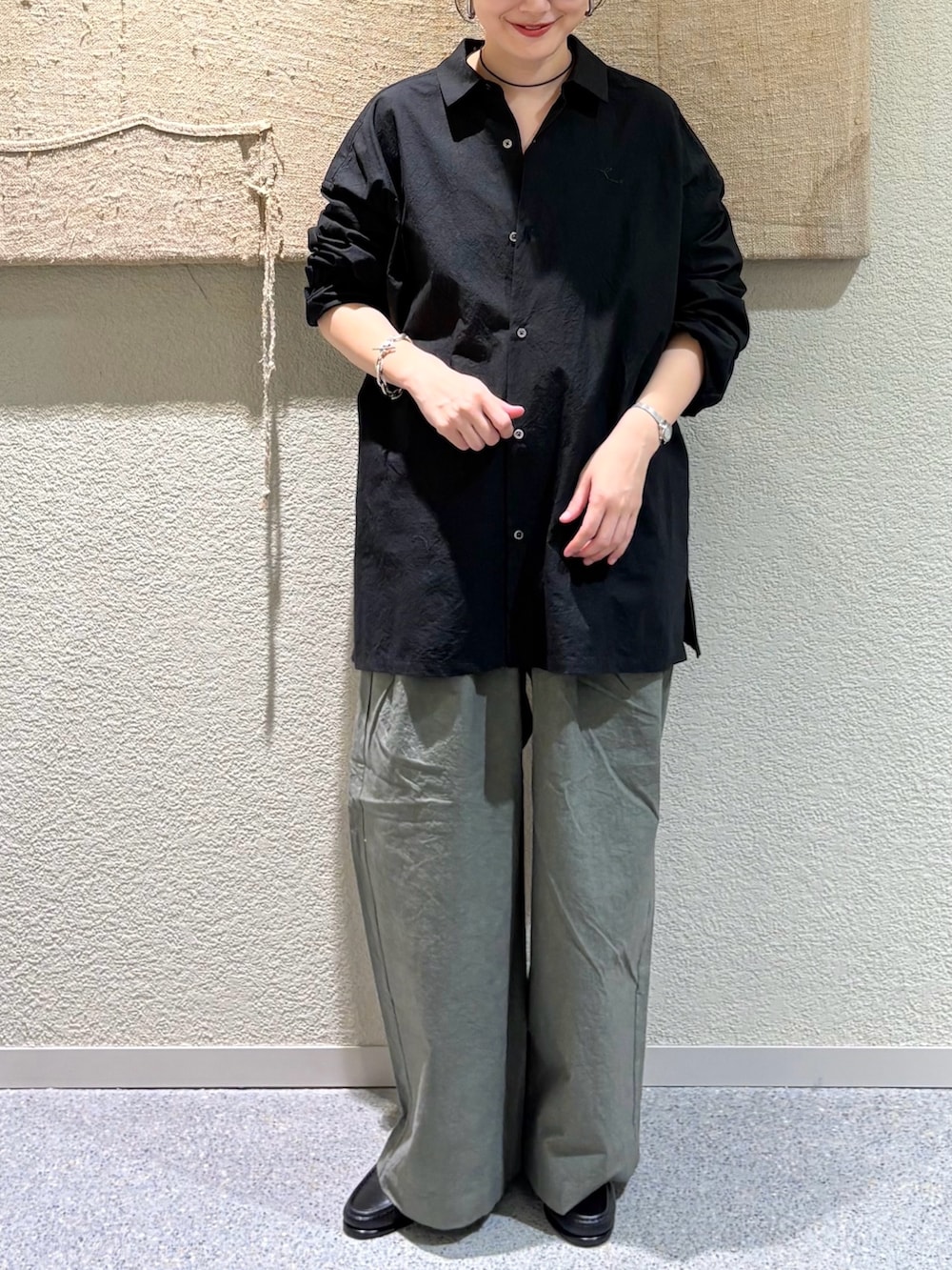 ブラック系のシャツ/ブラウス、ブラック系のシャツ/ブラウス、グリーン系のその他パンツを着用したレディースの秋コーディネートの4枚目の写真