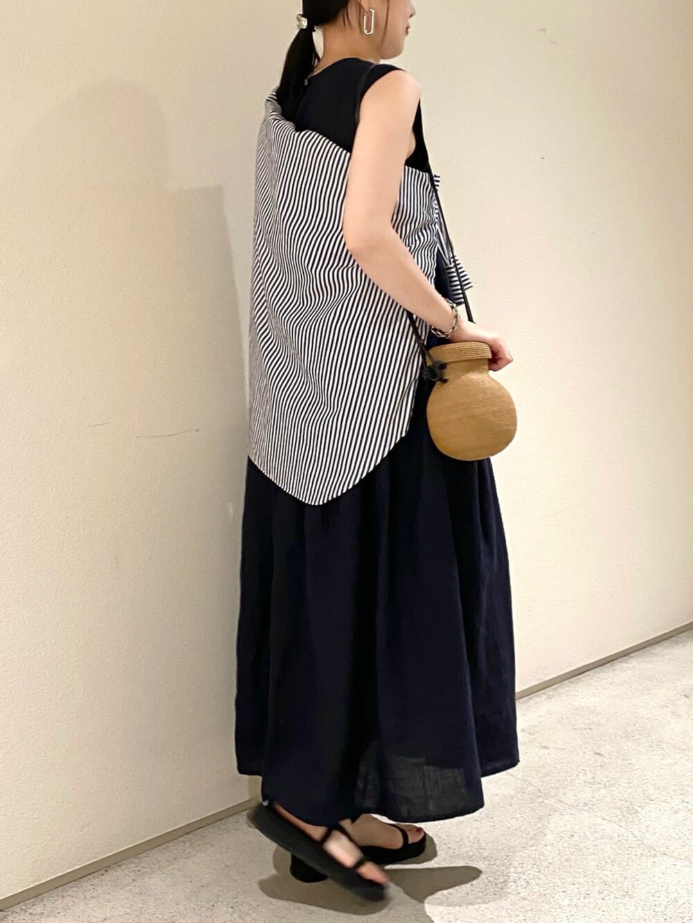 ブルー系のワンピース、ブルー系のシャツ/ブラウスを着用したレディースの夏コーディネートの5枚目の写真