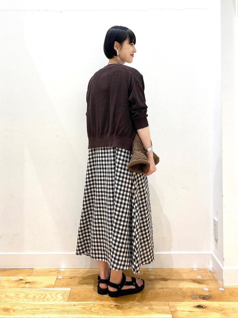 ブラウン系のカーディガン/ボレロ、その他のワンピース、ブラック系のサンダルを着用したレディースの春コーディネートの2枚目の写真