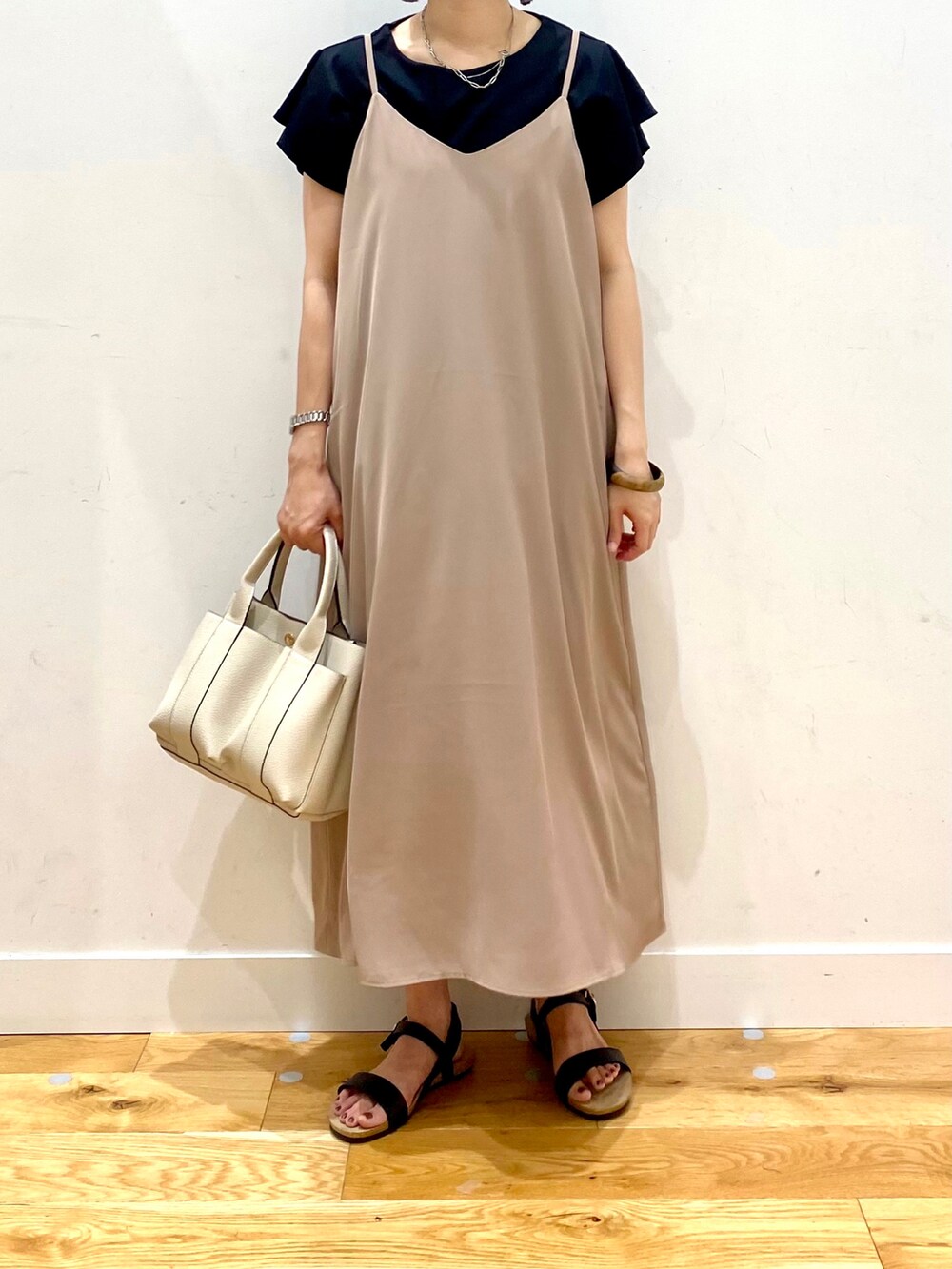 ブラック系のTシャツ/カットソー、ベージュ系のワンピース、ホワイト系のトートバッグを着用したレディースの夏コーディネートの4枚目の写真