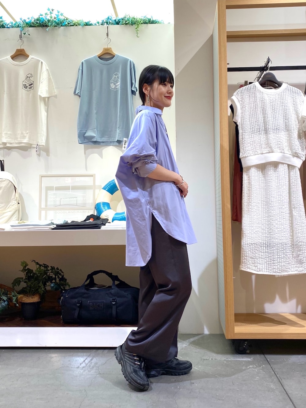 ブルー系のシャツ/ブラウス、グレー系のその他パンツを着用したレディースの夏コーディネートの3枚目の写真