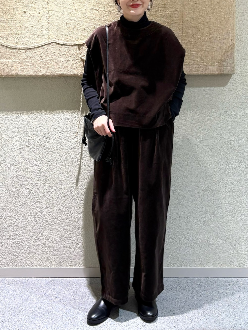 ブラック系のTシャツ/カットソー、ブラック系のTシャツ/カットソー、ブラウン系のベストを着用したレディースの秋コーディネートの4枚目の写真