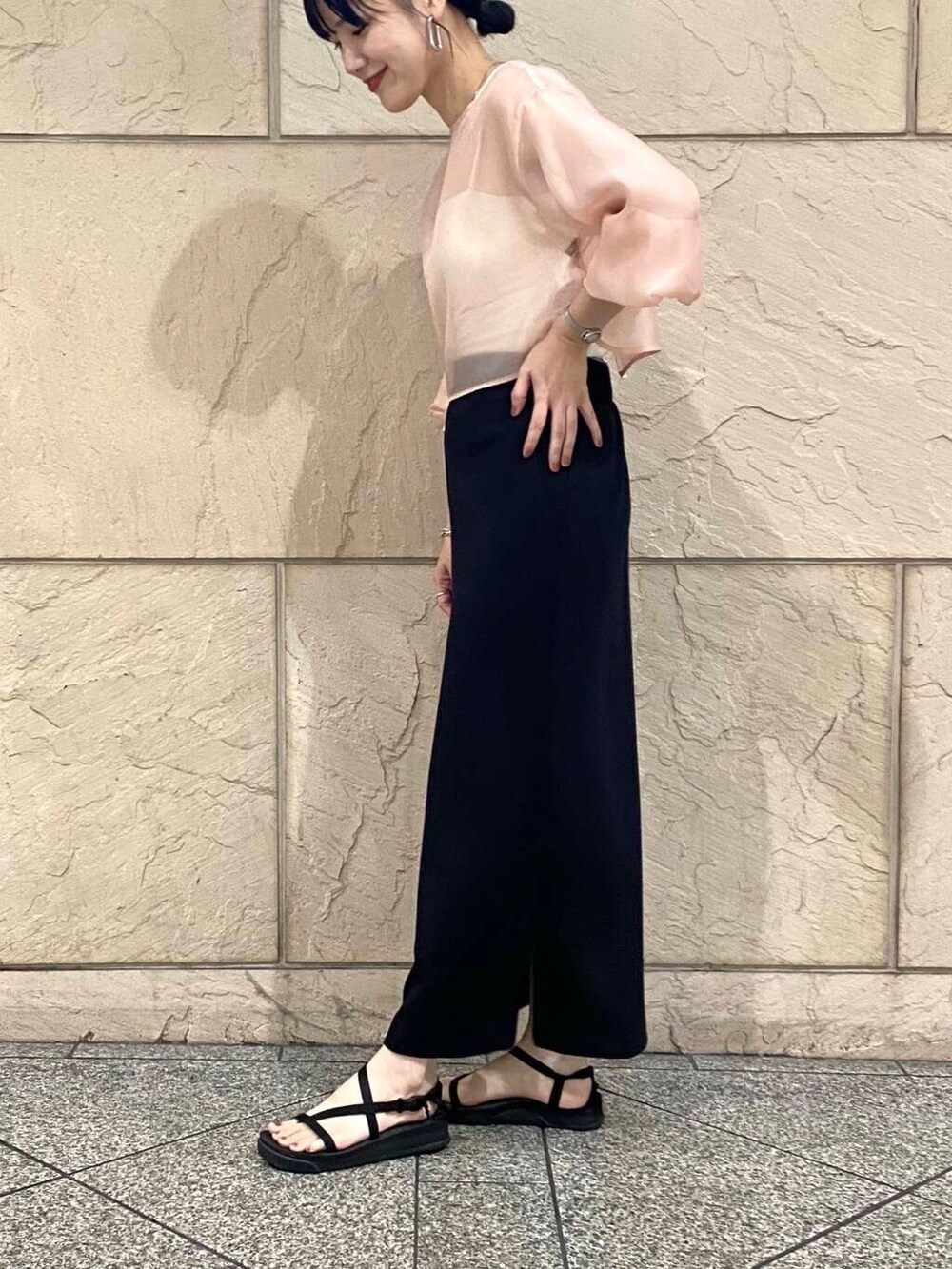 ブラック系のスカート、ピンク系のシャツ/ブラウスを着用したレディースの夏コーディネートの6枚目の写真