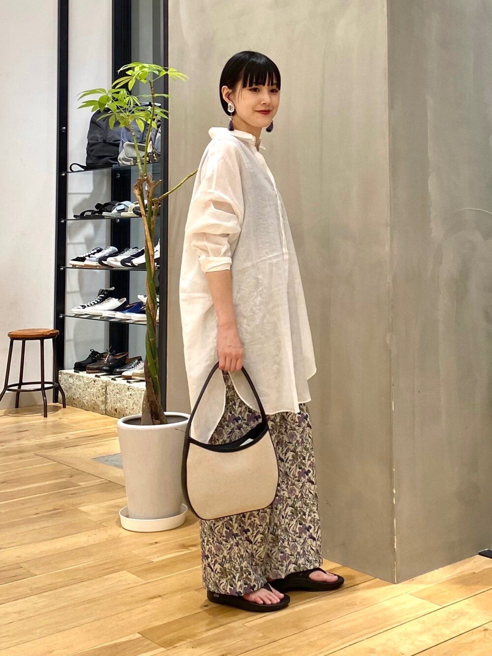 ホワイト系のシャツ/ブラウス、ブラック系のタンクトップ、パープル系のその他パンツを着用したレディースの春コーディネートの3枚目の写真