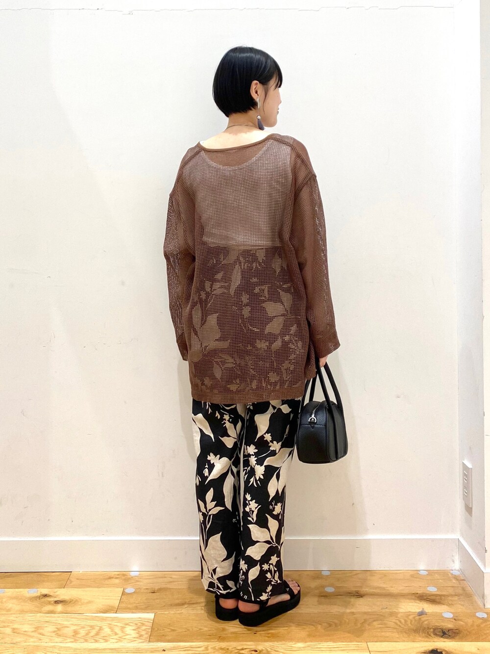 ブラウン系のカーディガン/ボレロ、ホワイト系のタンクトップ、ブラック系のその他パンツを着用したレディースの春コーディネートの3枚目の写真