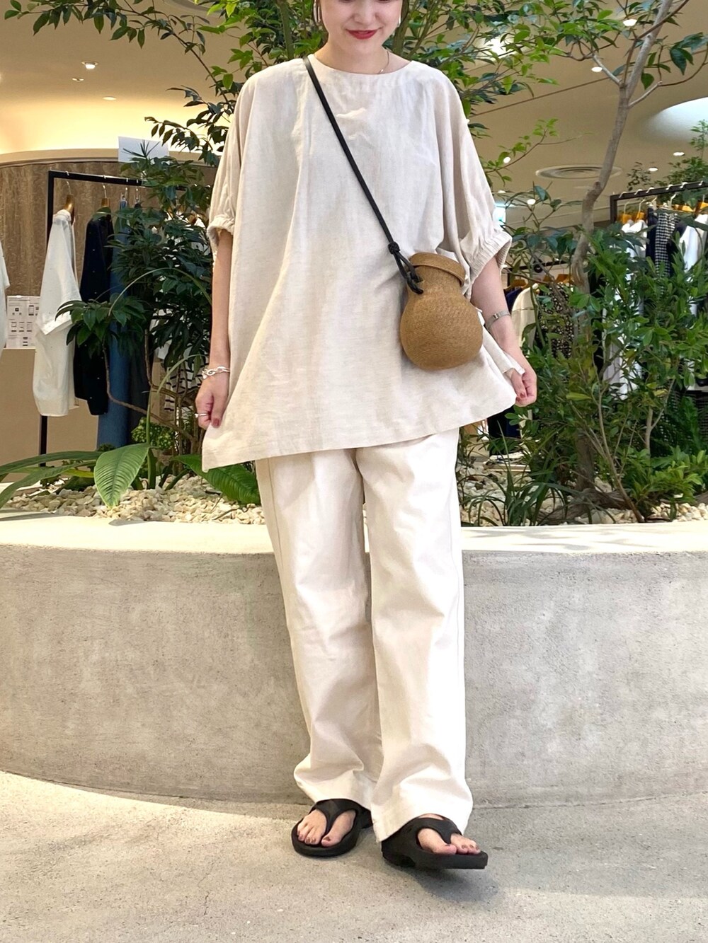 ベージュ系のシャツ/ブラウス、ベージュ系のデニムパンツ、ブラック系のサンダルを着用したレディースの夏コーディネートの7枚目の写真