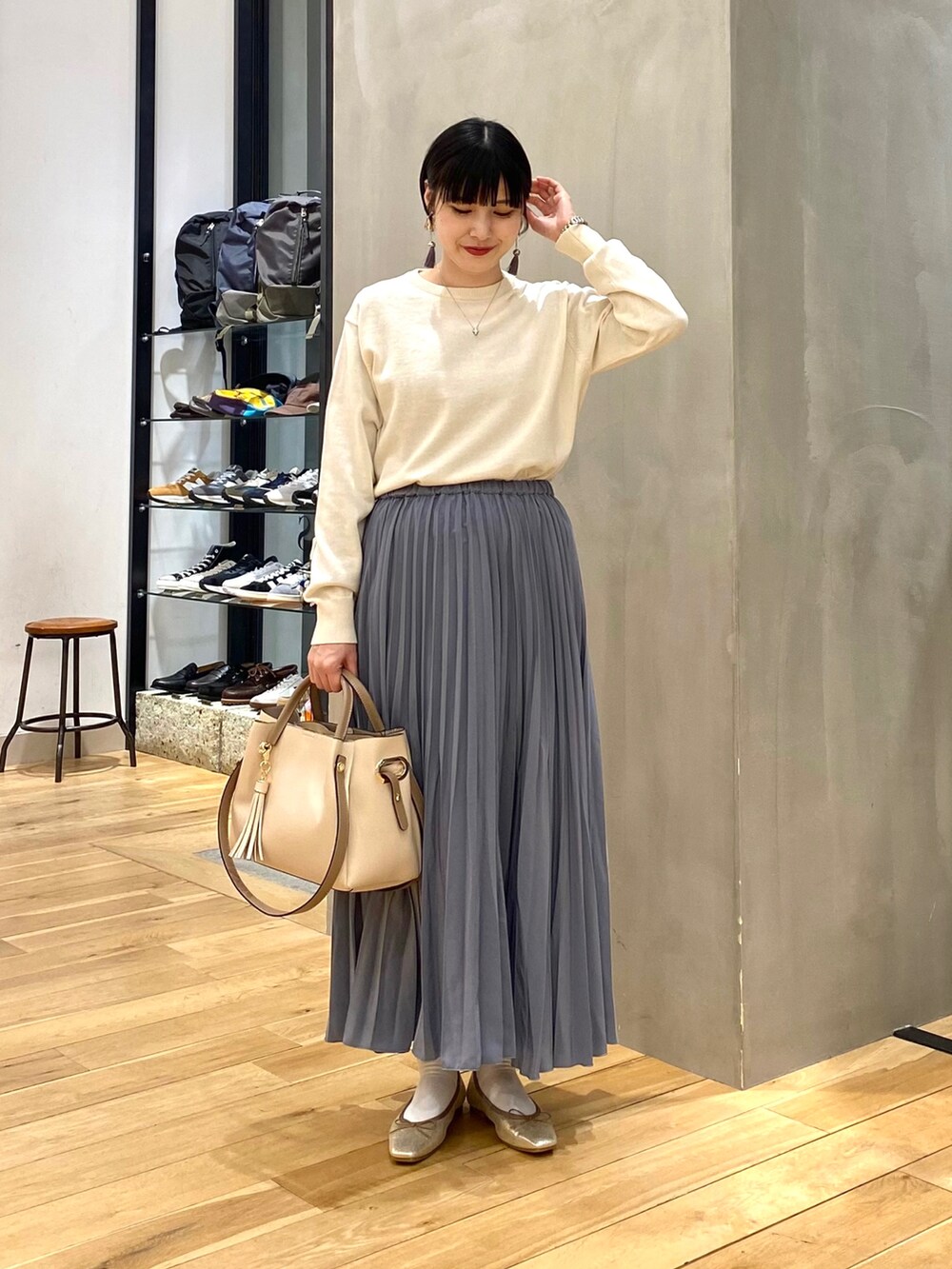 ブルー系のその他アウター、ホワイト系のニット/セーター、ブルー系のスカートを着用したレディースの春コーディネートの3枚目の写真