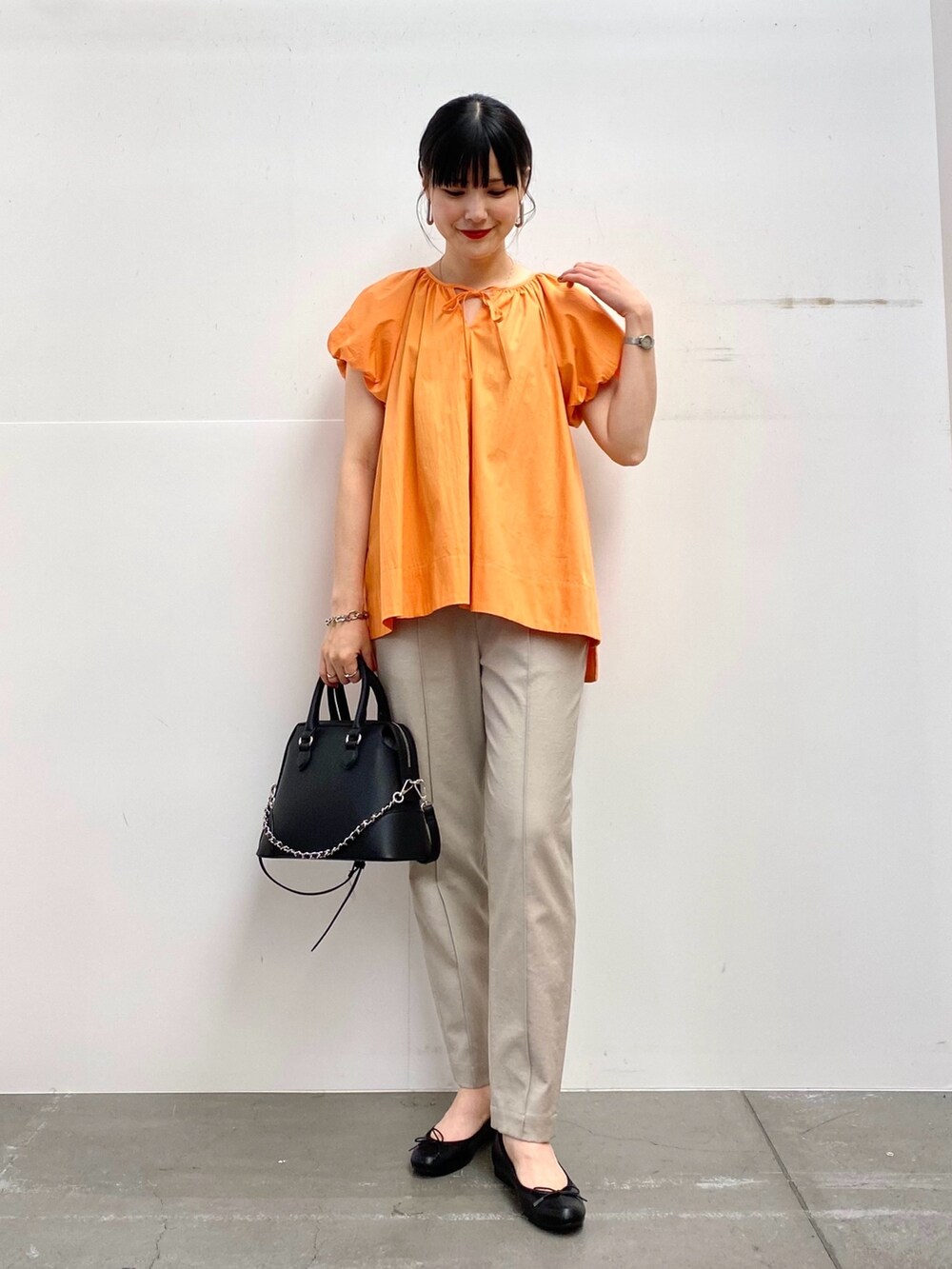 グレー系のその他パンツ、ブラック系のボストンバッグ、ブラック系のバレエシューズを着用したレディースの夏コーディネートの2枚目の写真