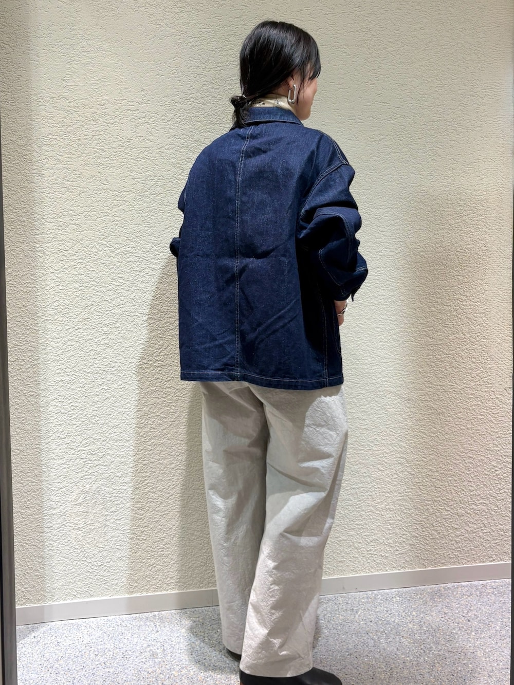 ブルー系のカバーオール、ブルー系のカバーオール、ブルー系のカバーオールを着用したレディースの秋コーディネートの3枚目の写真