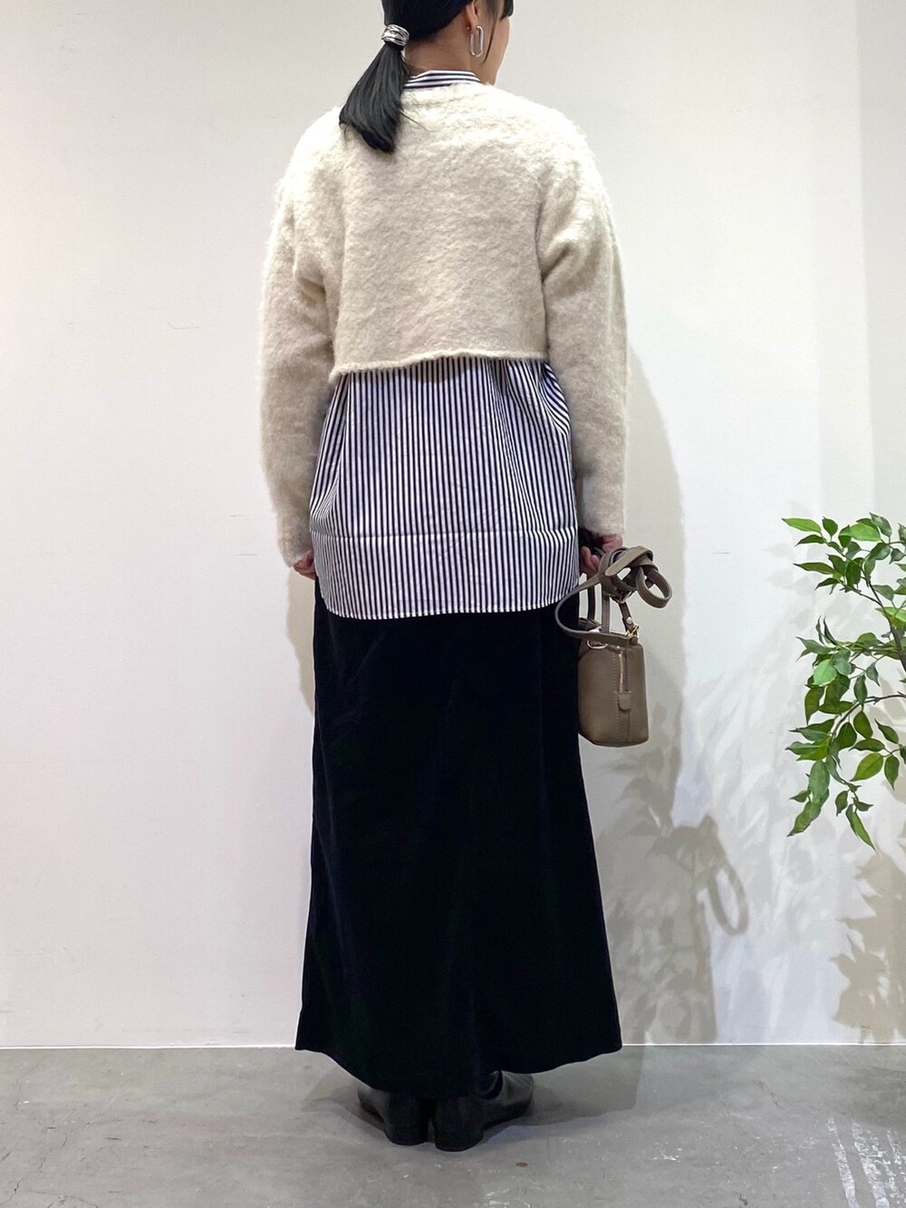 ホワイト系のニット/セーター、その他のシャツ/ブラウス、ブラック系のスカートを着用したレディースの秋コーディネートの7枚目の写真