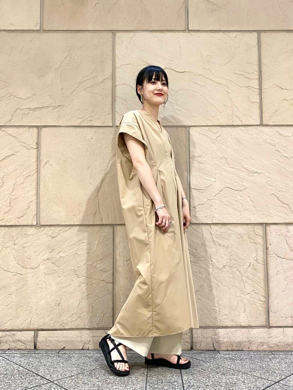 ベージュ系のその他パンツ、ベージュ系のワンピースを着用したレディースの夏コーディネートの2枚目の写真