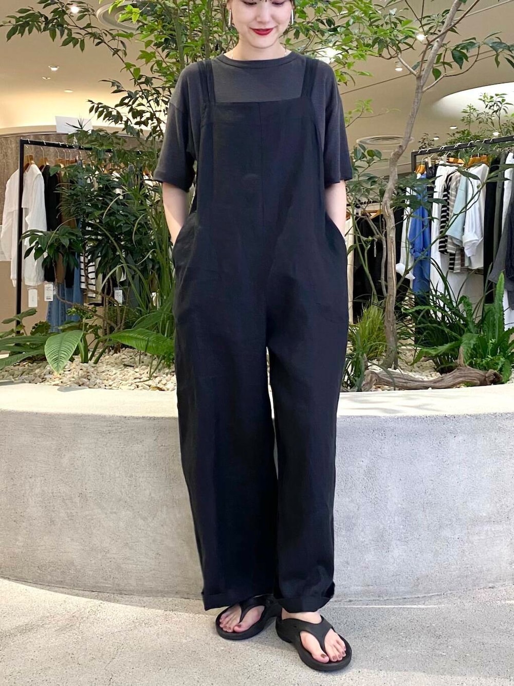 ブラック系のサロペット/オーバーオール、グレー系のTシャツ/カットソーを着用したレディースの夏コーディネートの5枚目の写真