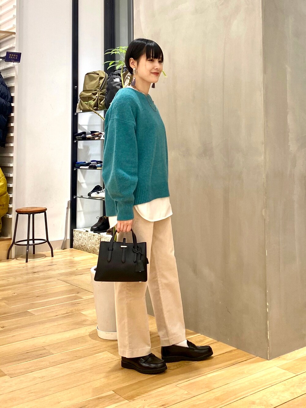 「きれいめカジュアル、休日スタイル、シンプルコーデ、大人カジュアル、冬コーデ、服とコスメでなりたい自分に、マイベストコーデ2022、クリスマスに着たい服、ニット、レイヤードスタイル、ダウンジャケット、コーデュロイ、韓国ファッション、URBAN RESEARCH DOORS、URBAN RESEARCH DOORS WOMENS」|「URBAN RESEARCH DOORSのダウンミドルジャケット(ダウンジャケット/コート、ブラック系)」を使った、saoriさん(レディース・158cm)の冬コーディネートの4枚目の写真