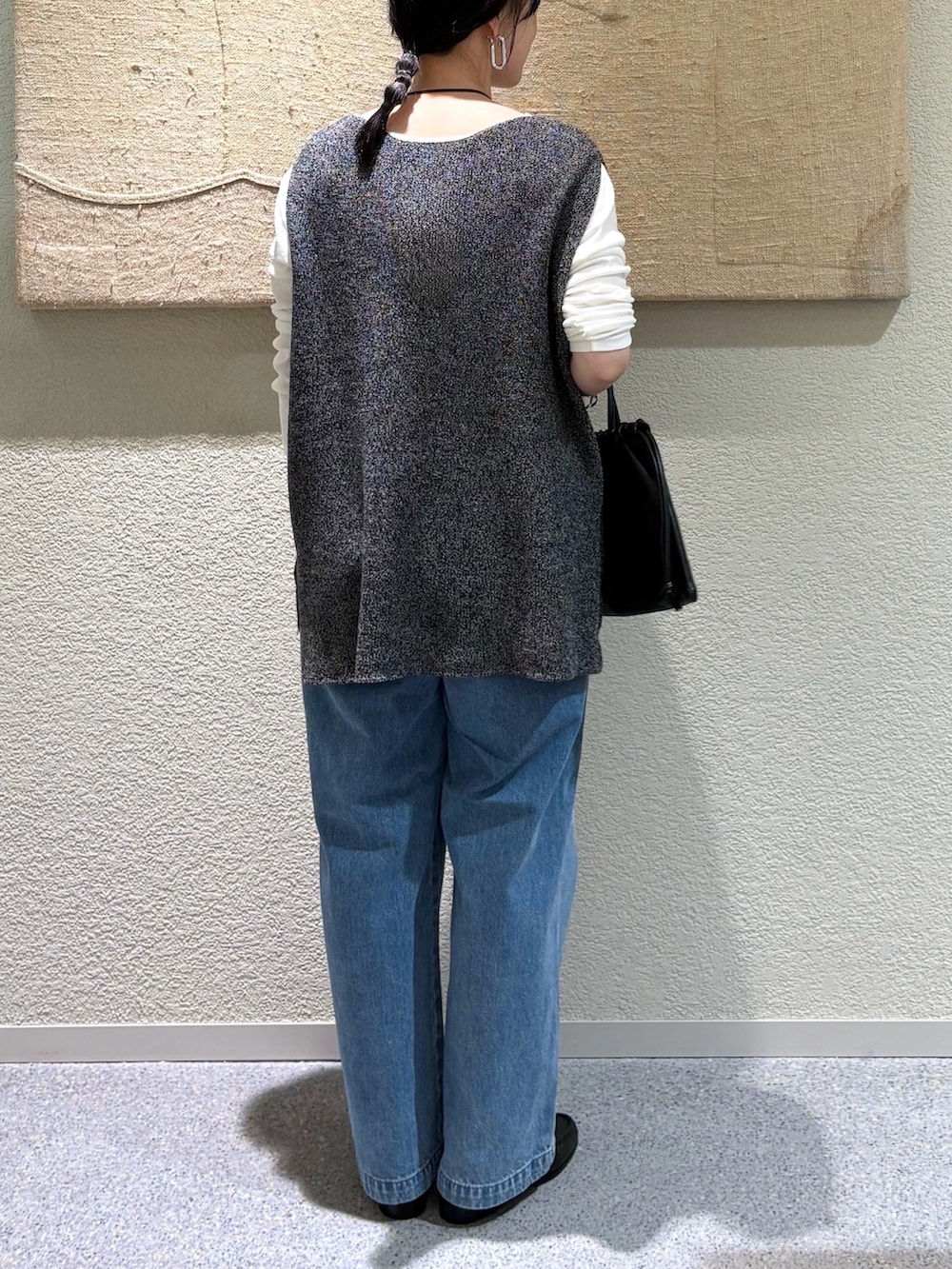 ホワイト系のTシャツ/カットソー、ホワイト系のTシャツ/カットソー、グリーン系のニット/セーターを着用したレディースの秋コーディネートの5枚目の写真