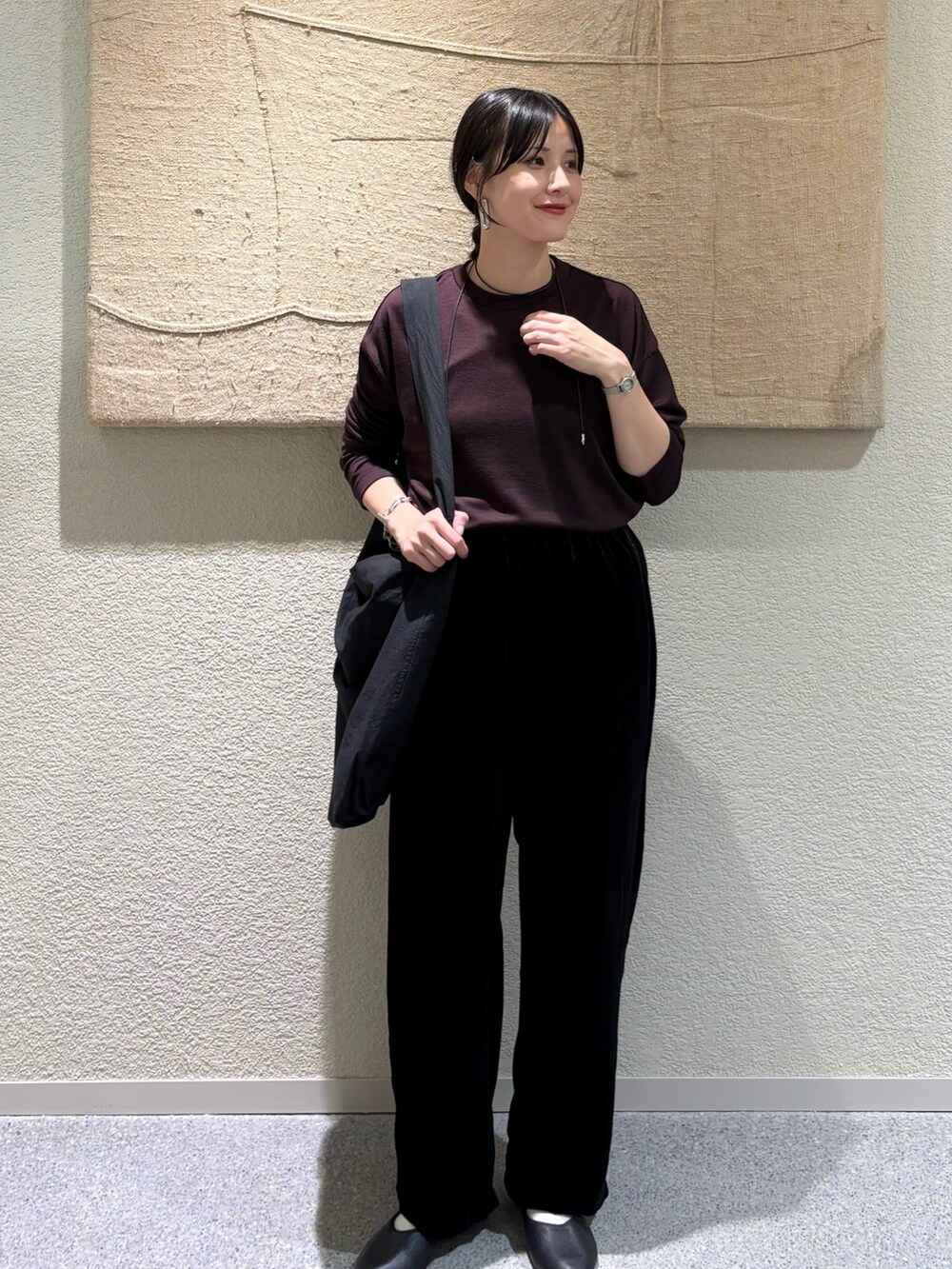 ブラウン系のTシャツ/カットソー、ブラウン系のTシャツ/カットソー、ブラック系のその他パンツを着用したレディースの秋コーディネートの6枚目の写真