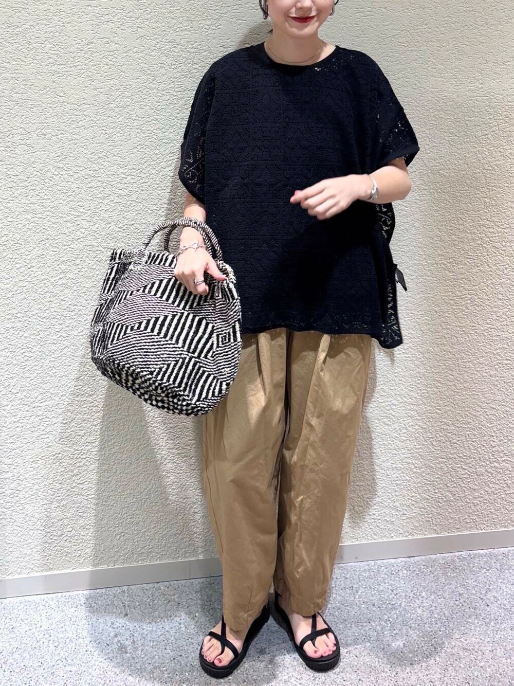 ベージュ系のその他パンツ、ブラック系のTシャツ/カットソーを着用したレディースの夏コーディネートの4枚目の写真