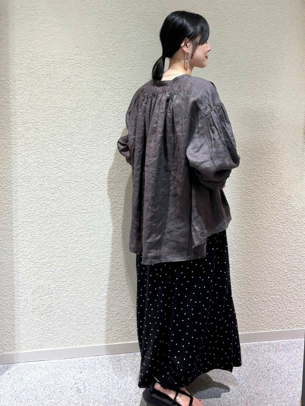 ブラック系のその他パンツ、グレー系のシャツ/ブラウスを着用したレディースの夏コーディネートの3枚目の写真