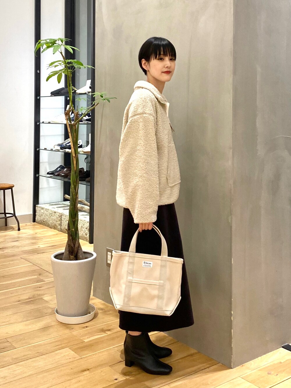 ホワイト系のTシャツ/カットソー、ホワイト系のTシャツ/カットソー、グレー系のスカートを着用したレディースの冬コーディネートの4枚目の写真
