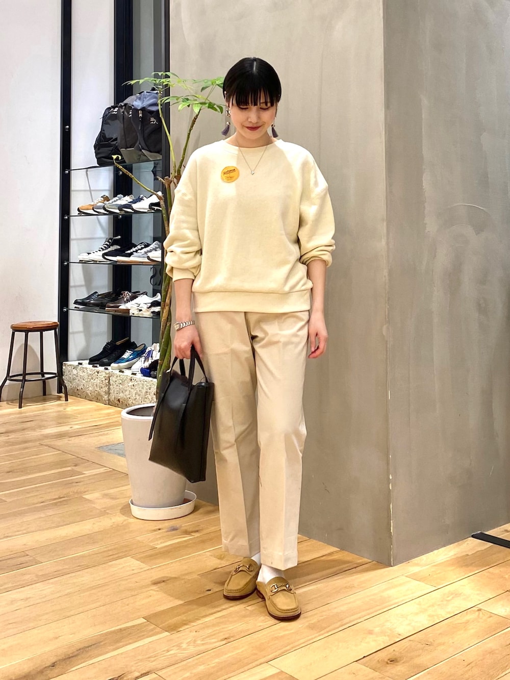パープル系のノーカラージャケット、ホワイト系のスウェット、ベージュ系のその他パンツを着用したレディースの春コーディネートの3枚目の写真