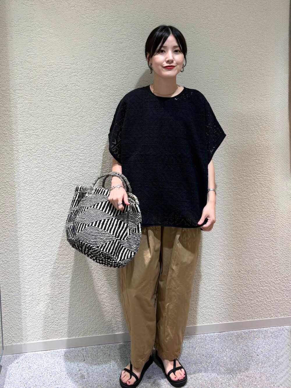 ベージュ系のその他パンツ、ブラック系のTシャツ/カットソーを着用したレディースの夏コーディネートの6枚目の写真