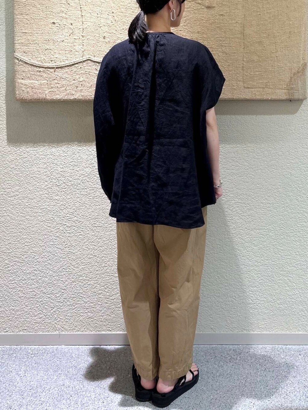 ベージュ系のその他パンツ、ブルー系のシャツ/ブラウスを着用したレディースの夏コーディネートの5枚目の写真