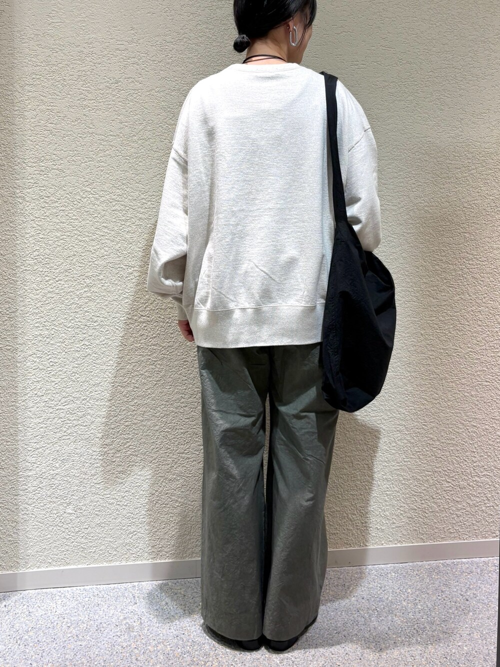 ベージュ系のスウェット、ベージュ系のスウェット、グリーン系のその他パンツを着用したレディースの秋コーディネートの5枚目の写真