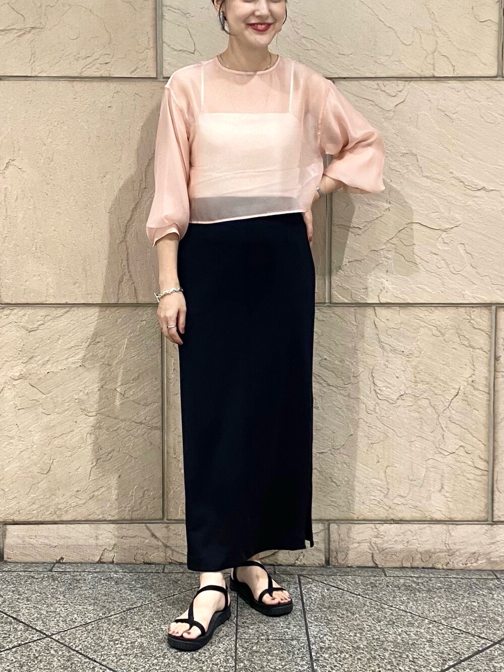 ピンク系のシャツ/ブラウス、ブラック系のスカートを着用したレディースの夏コーディネートの5枚目の写真