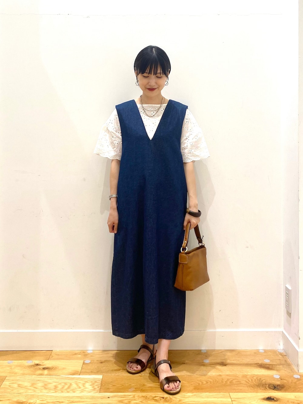 ホワイト系のシャツ/ブラウス、ブルー系のワンピース、ブラウン系のサンダルを着用したレディースの夏コーディネートの2枚目の写真