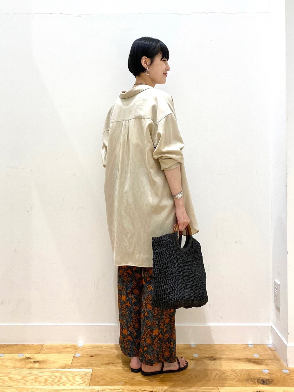 ベージュ系のシャツ/ブラウス、ホワイト系のタンクトップ、オレンジ系のその他パンツを着用したレディースの夏コーディネートの3枚目の写真