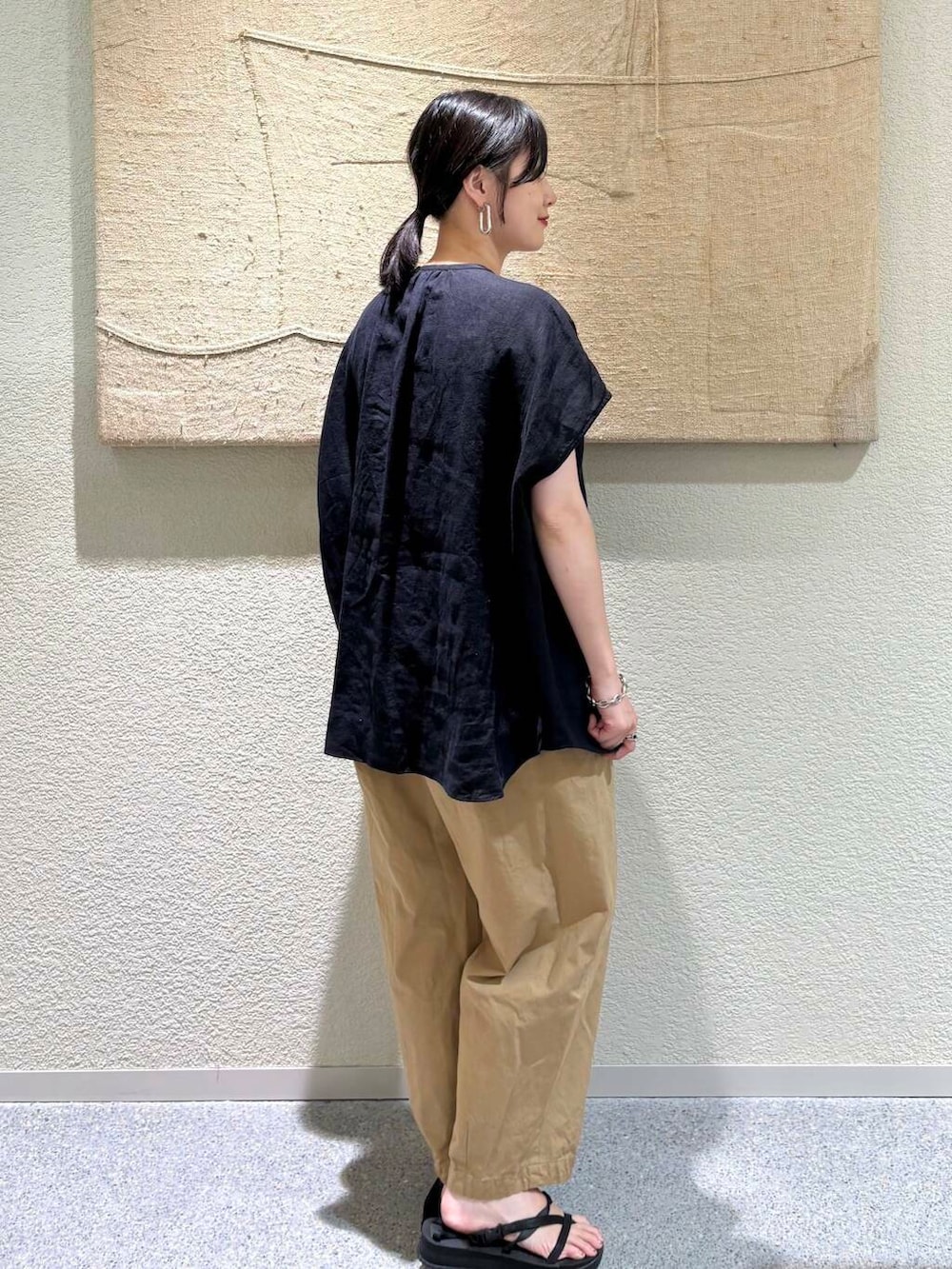 ベージュ系のその他パンツ、ブルー系のシャツ/ブラウスを着用したレディースの夏コーディネートの3枚目の写真