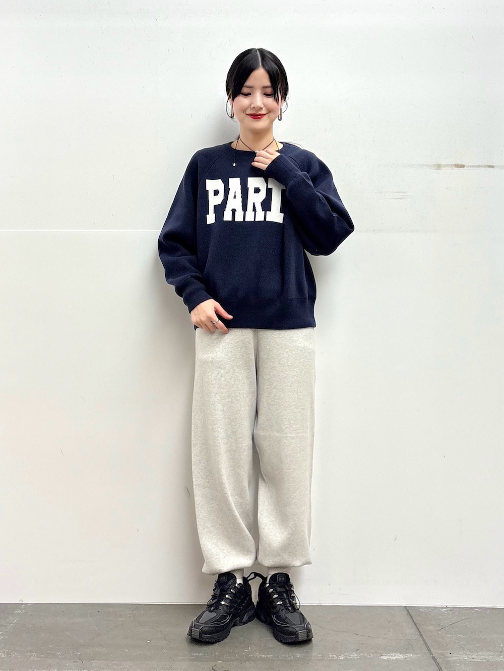 ブラック系のダウンジャケット/コート、ブルー系のニット/セーター、ベージュ系のニット/セーターを着用したレディースの冬コーディネートの4枚目の写真