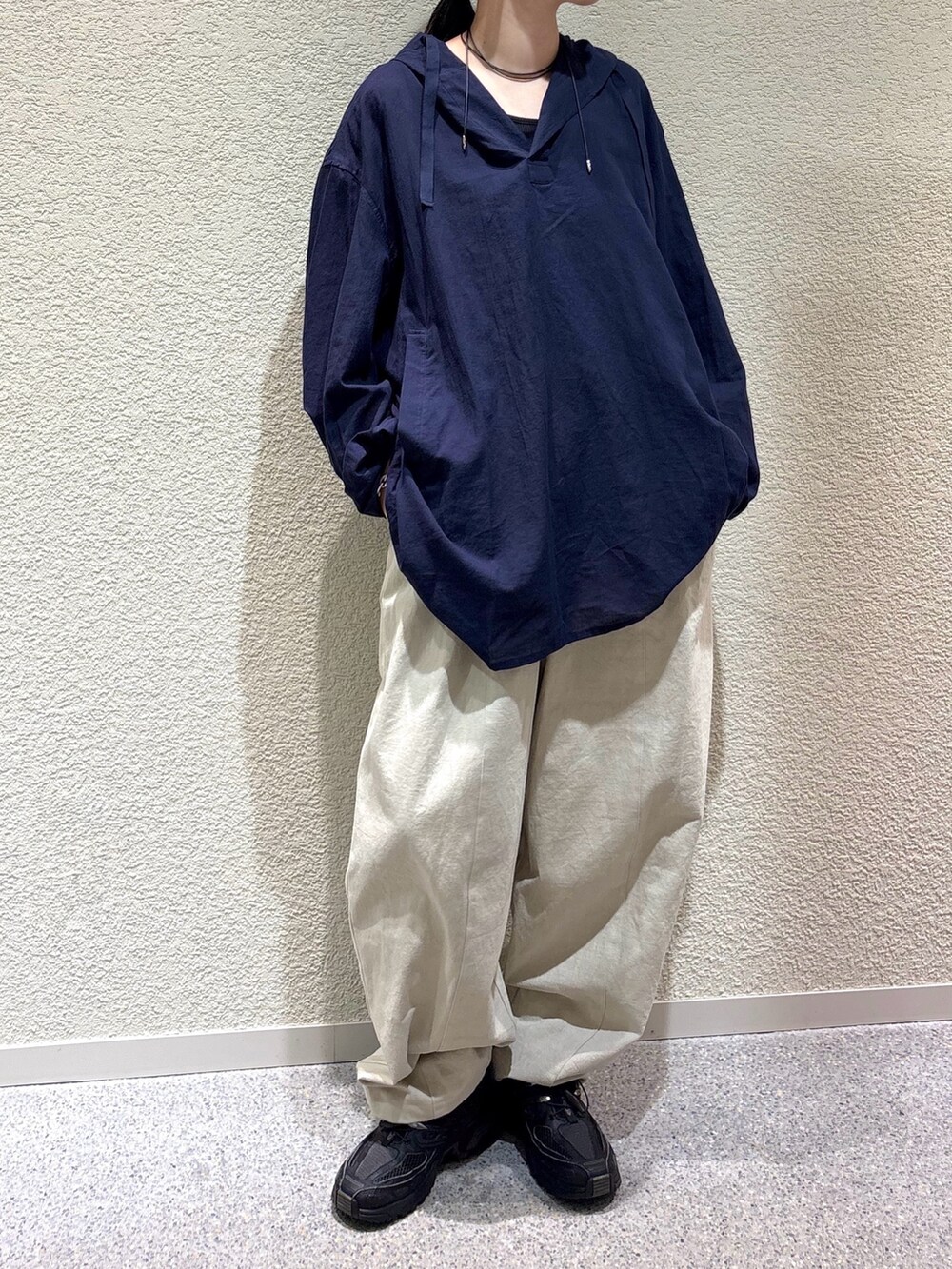 ブルー系のシャツ/ブラウス、ホワイト系のその他パンツ、ホワイト系のその他パンツを着用したレディースの秋コーディネートの4枚目の写真