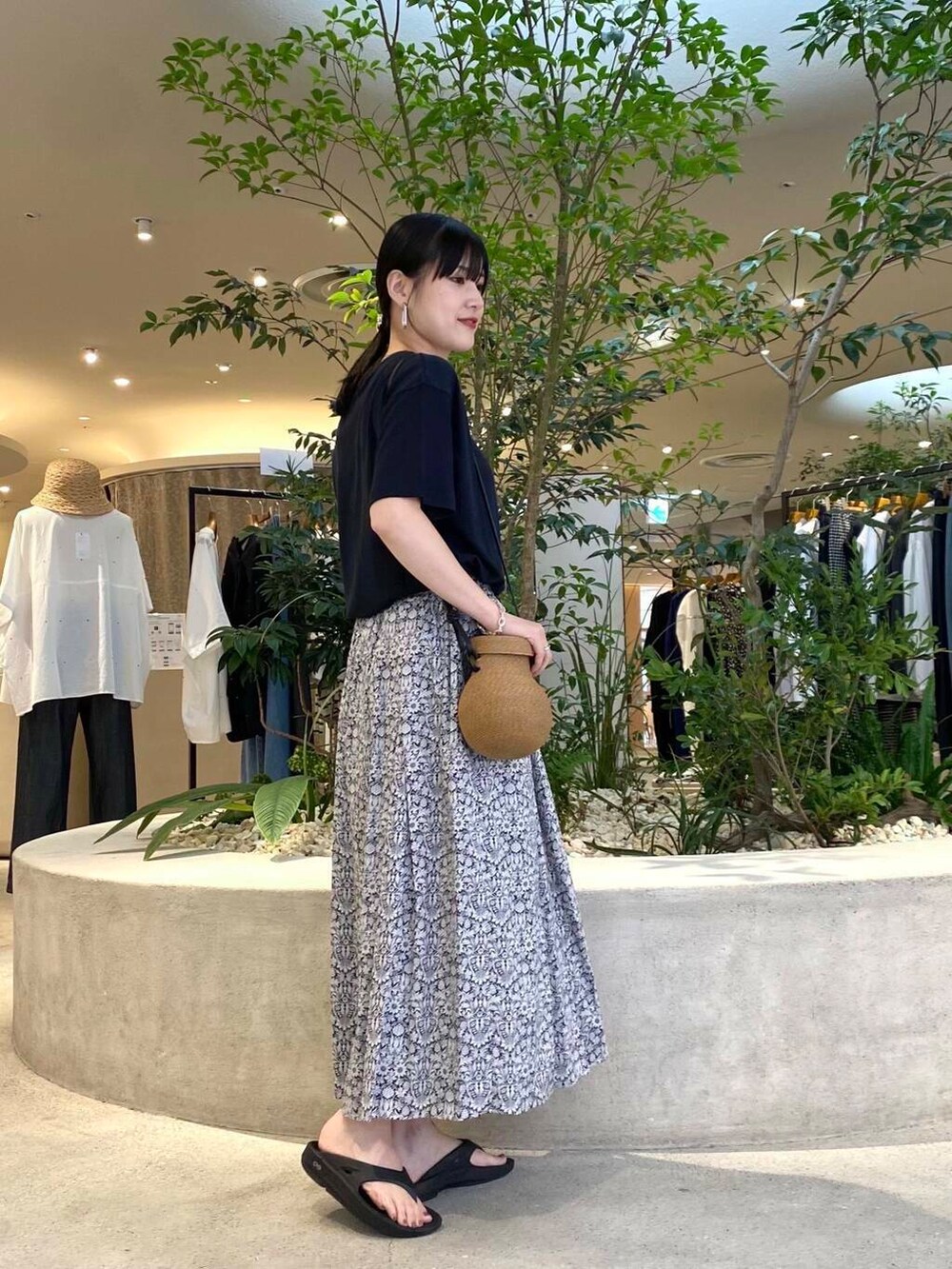 ブルー系のTシャツ/カットソー、ブラック系のスカートを着用したレディースの夏コーディネートの4枚目の写真