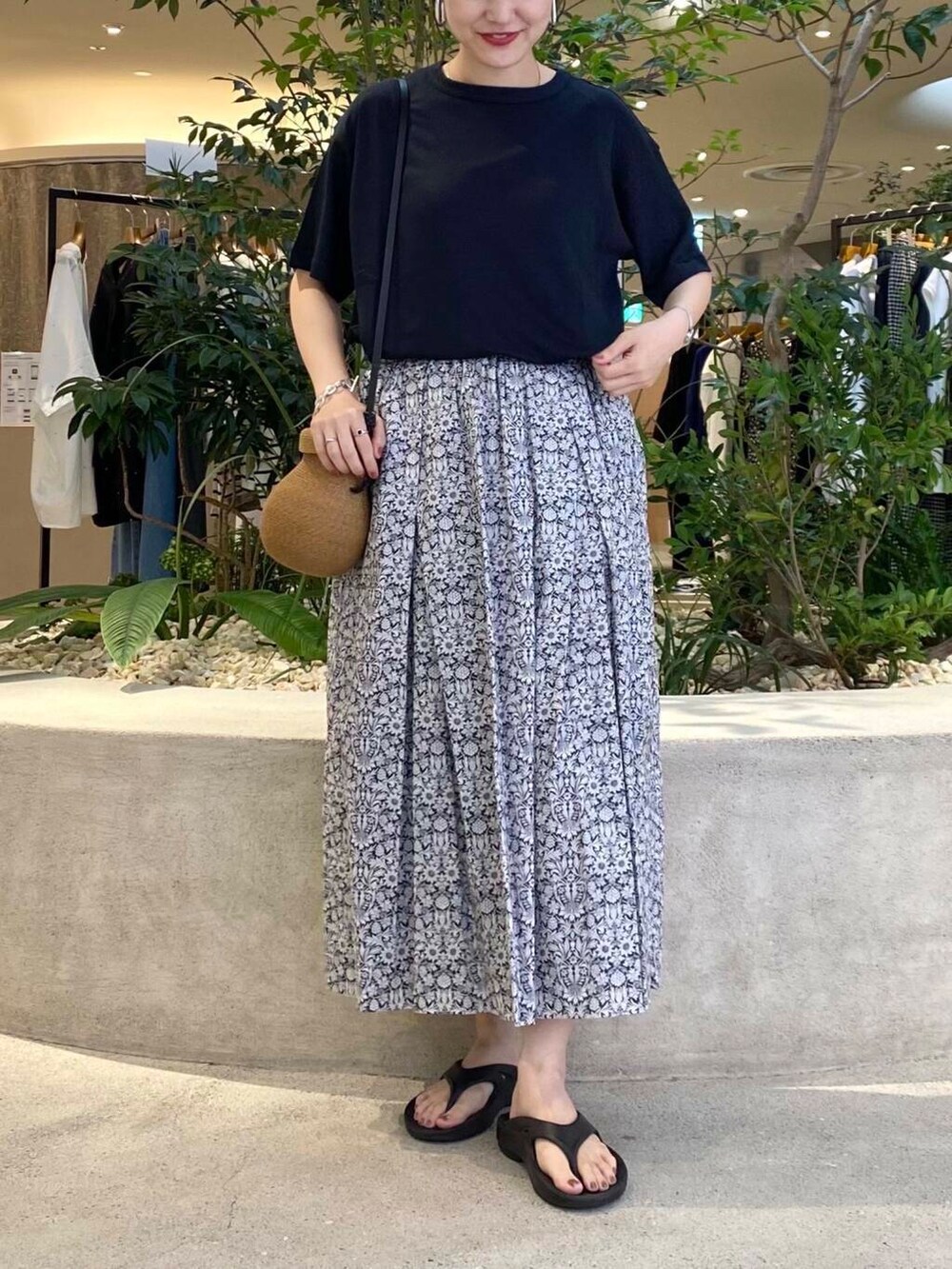 ブルー系のTシャツ/カットソー、ブラック系のスカートを着用したレディースの夏コーディネートの5枚目の写真