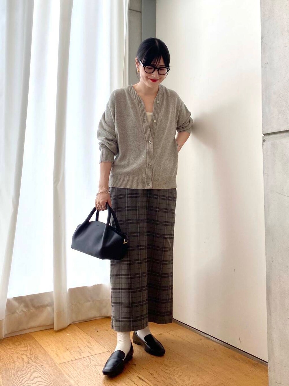 ブラック系のローファー、その他のスカート、グレー系のカーディガン/ボレロを着用したレディースの秋コーディネートの2枚目の写真