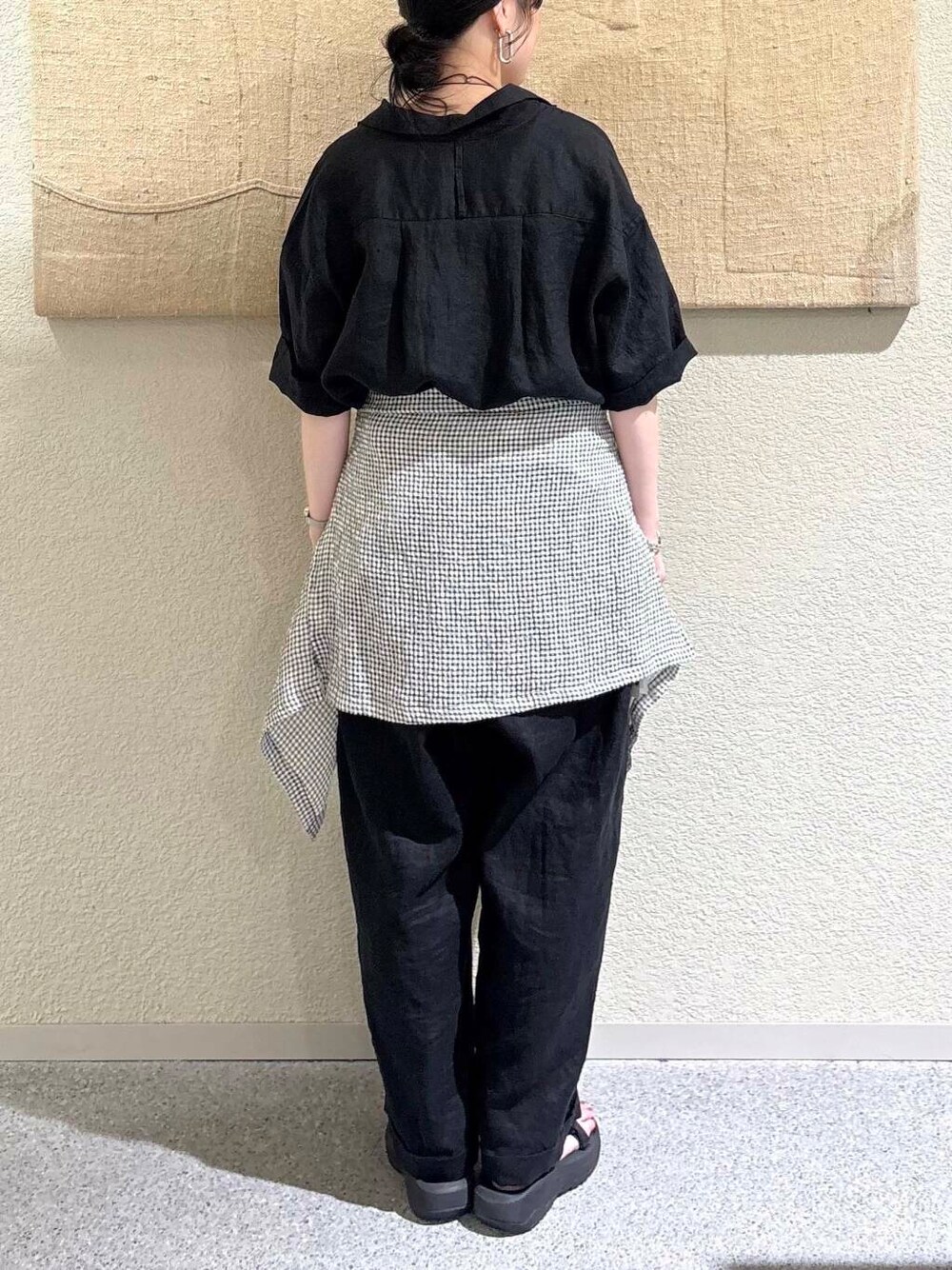 ブラック系のサロペット/オーバーオール、ホワイト系のシャツ/ブラウスを着用したレディースの夏コーディネートの5枚目の写真