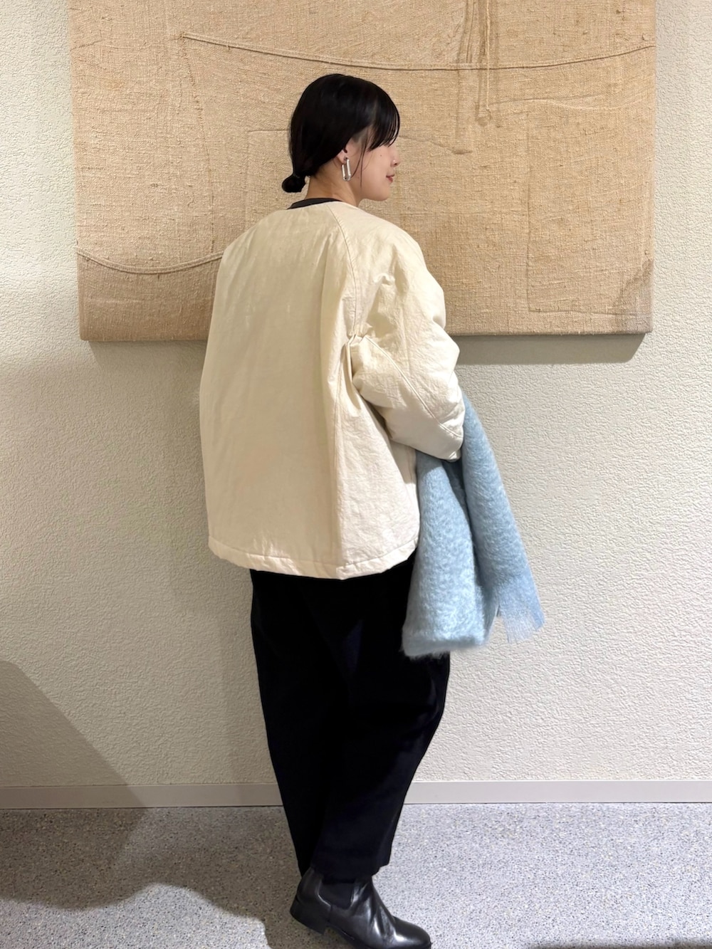 ホワイト系のダウンジャケット/コート、ホワイト系のダウンジャケット/コート、グレー系のスウェットを着用したレディースの冬コーディネートの3枚目の写真