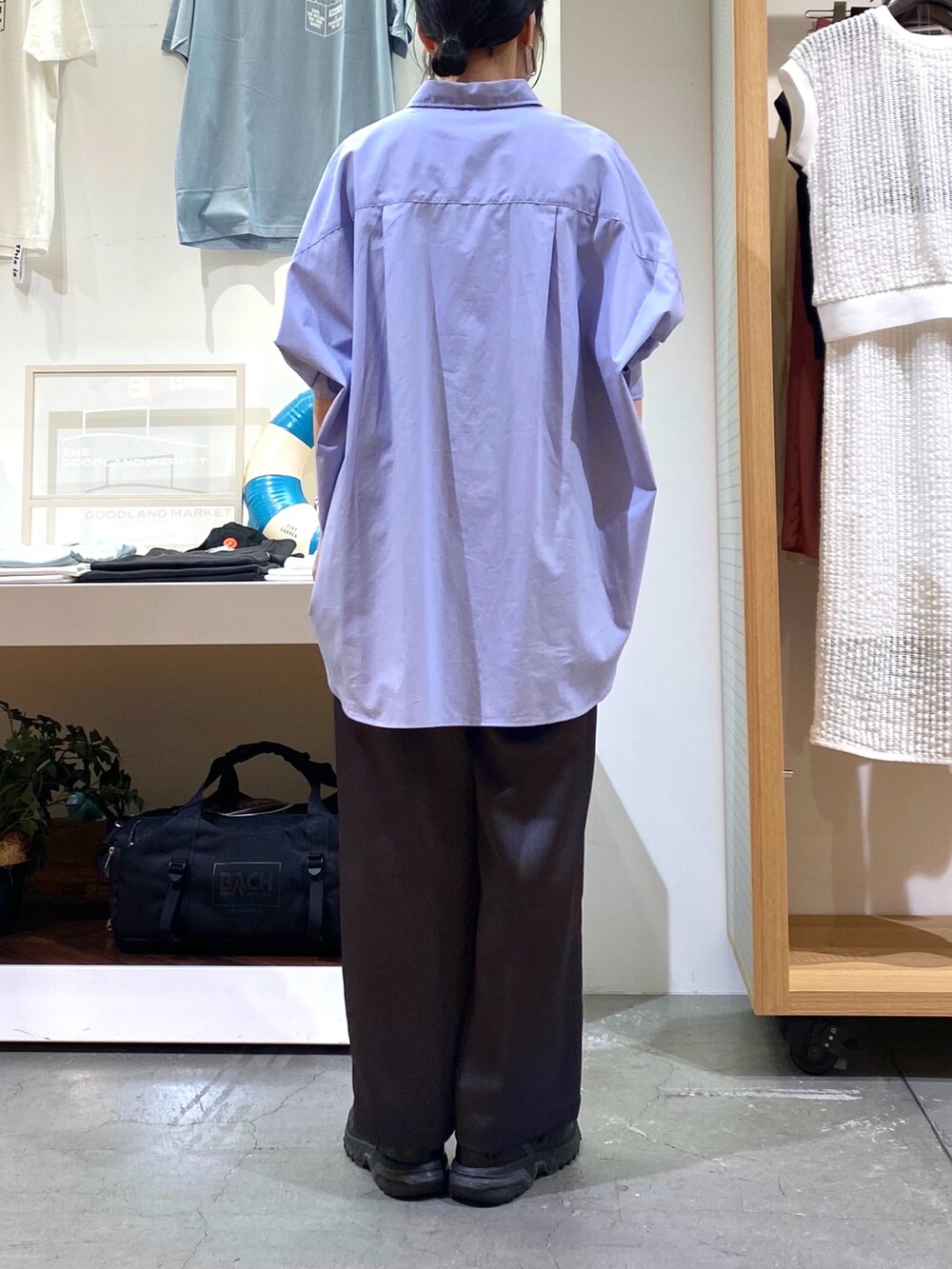 ブルー系のシャツ/ブラウス、グレー系のその他パンツを着用したレディースの夏コーディネートの7枚目の写真