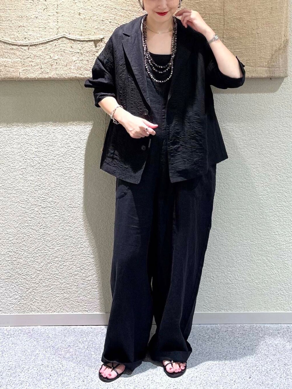 ブラック系のサロペット/オーバーオール、ブラック系のその他アウターを着用したレディースの夏コーディネートの4枚目の写真