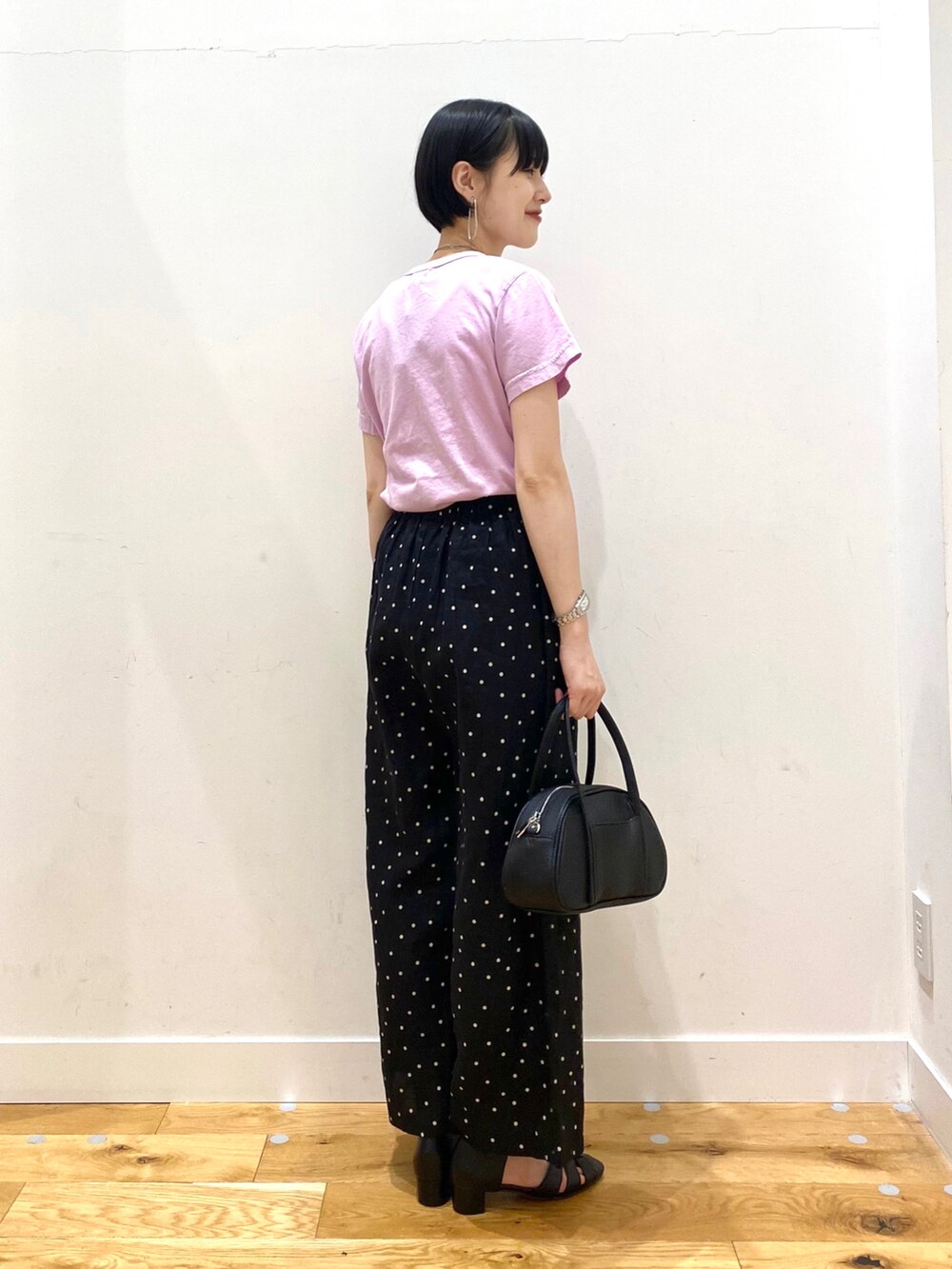 ブラック系のその他パンツ、ブラック系のショルダーバッグ、ブラック系のサンダルを着用したレディースの春コーディネートの3枚目の写真